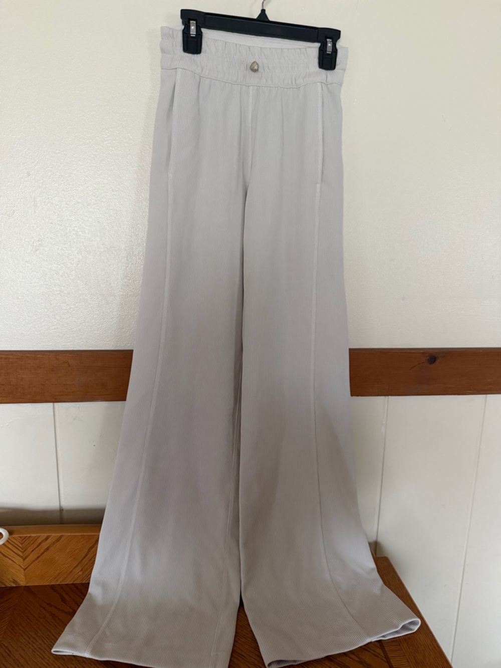 Lululemon Ribbed Softstreme mid rise Pant 32"
BONE size 0